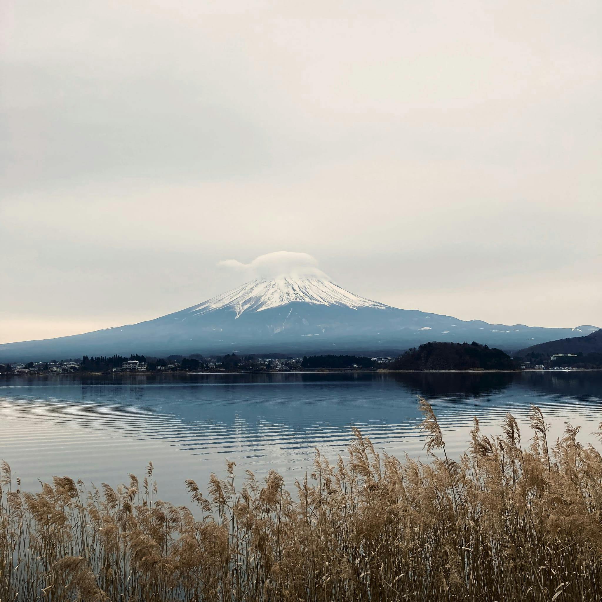 曇っていても水墨画のように美しい富士山