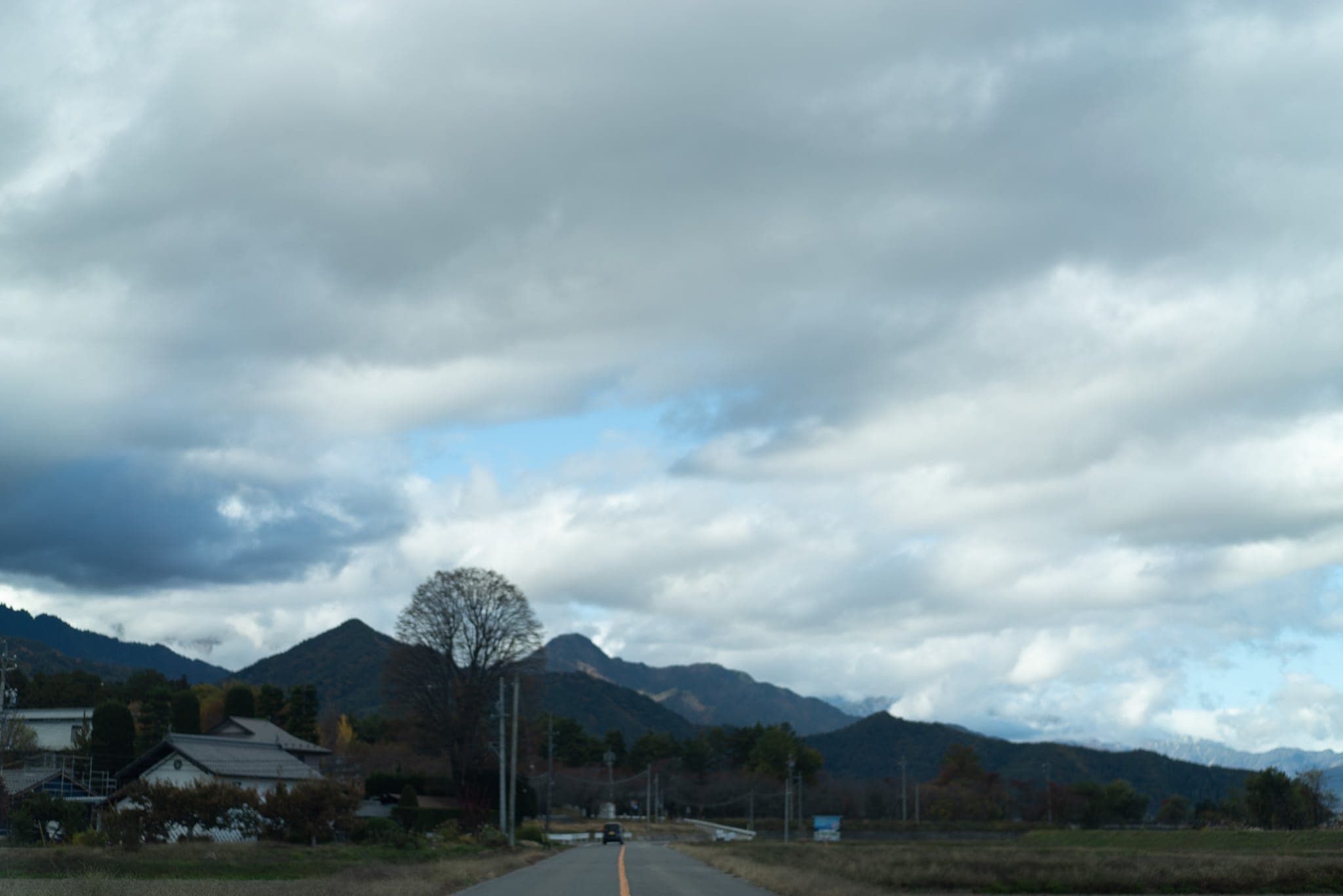 道路 遠くに見える山